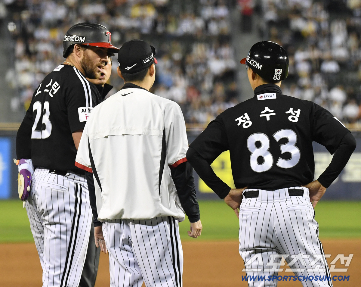 24일 잠실야구장에서 열린 LG와 두산의 경기. 9회초 1사 만루. 문보경 적시타 때 1루에서 3루까지 내달린 오스틴이 정수성 코치의 주루 도움으로 판단 아웃되고 있다. 잠실=송정헌 기자 songs@sportschosun.com/2026.04.24/