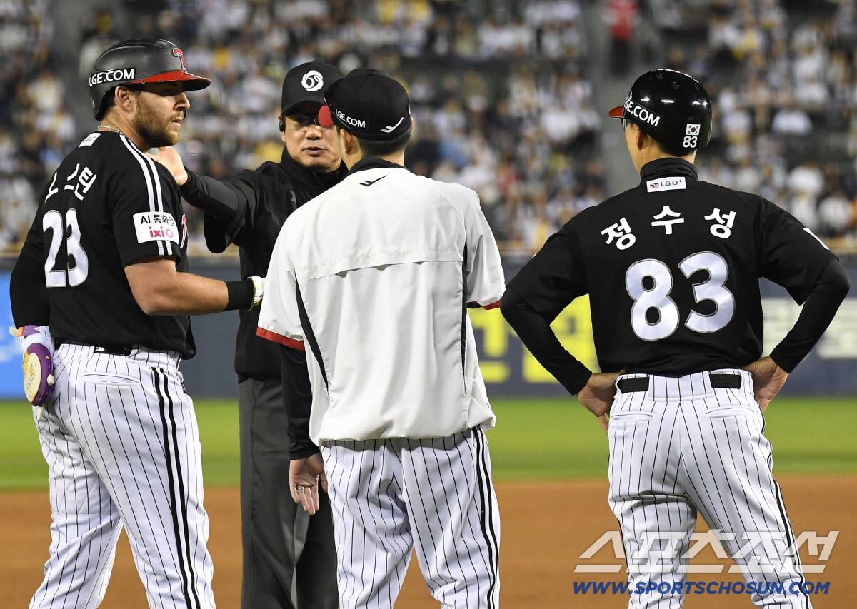 24일 잠실야구장에서 열린 LG와 두산의 경기. 9회초 1사 만루. 문보경 적시타 때 1루에서 3루까지 내달린 오스틴이 정수성 코치의 주루 도움으로 아웃되고 있다. 아웃을 선언하는 김성철 심판. 잠실=송정헌 기자 songs@sportschosun.com/2026.04.24/