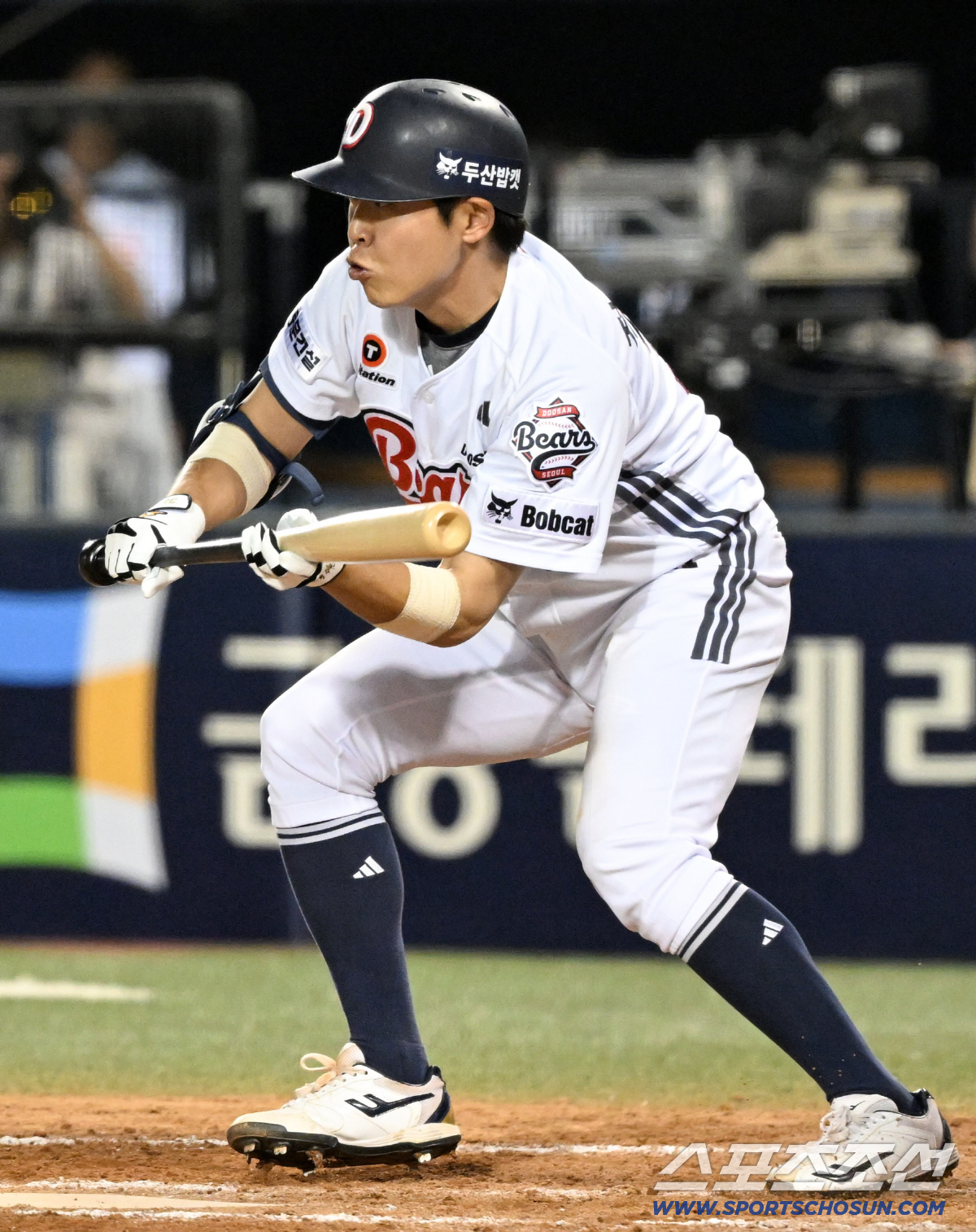 18일 잠실구장에서 열린 두산과 KIA의 경기. 두산 정수빈이 번트를 대고 있다. 잠실=박재만 기자 pjm@sportschosun.com/2026.04.18/