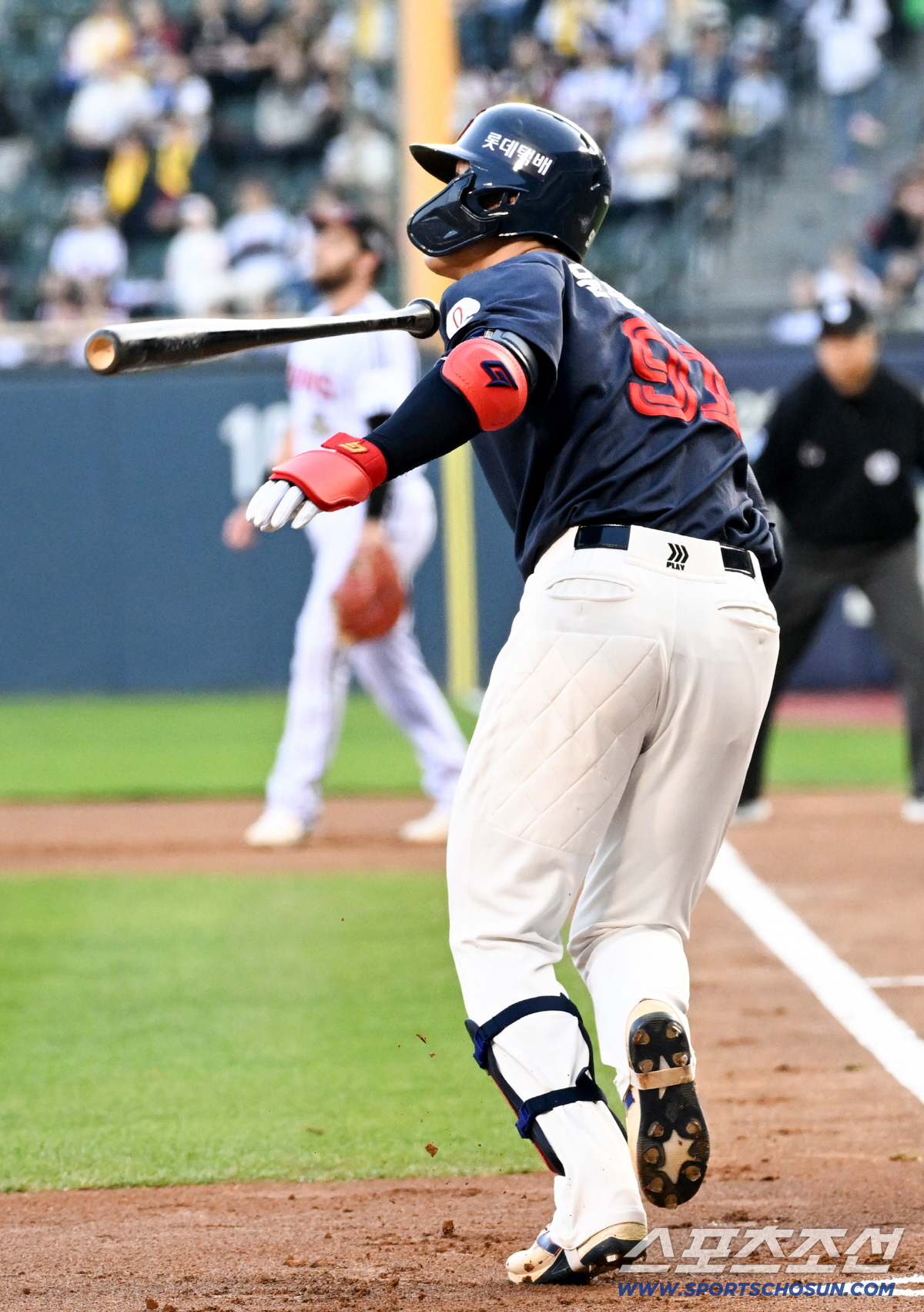 16일 잠실구장에서 열린 LG와 롯데의 경기. 1회초 2사 1,3루 롯데 윤동희가 안타를 날리고 있다. 잠실=박재만 기자 pjm@sportschosun.com/2026.04.16/