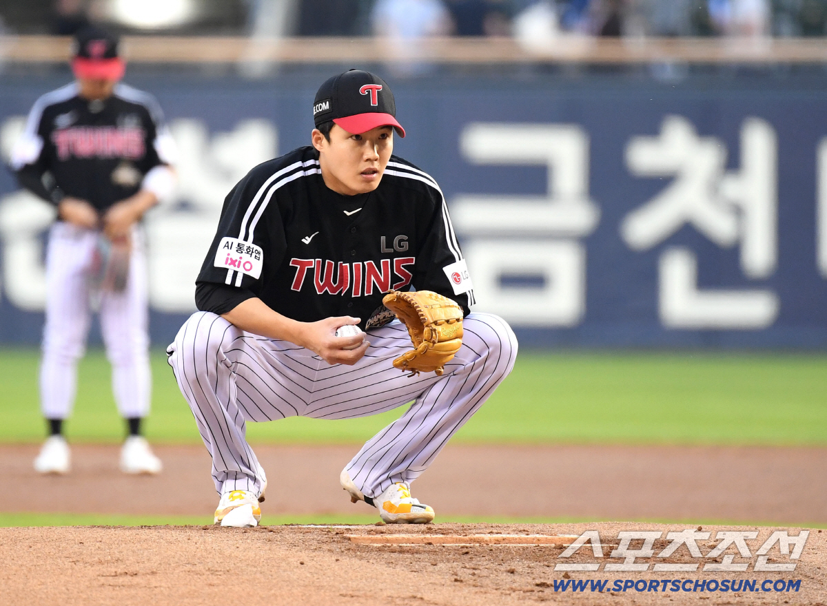 1회 투구를 준비하고 있는 LG 임찬규.