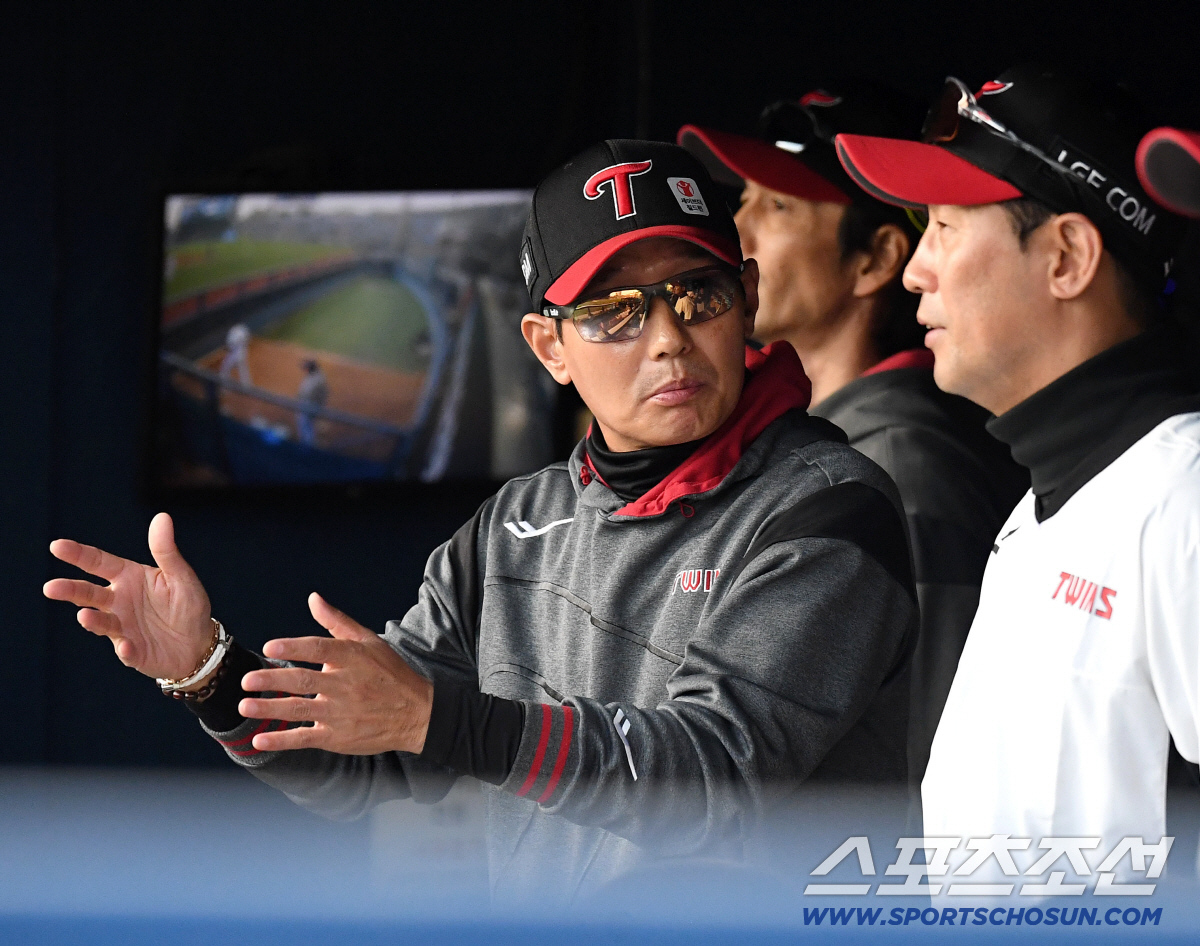 24일 잠실야구장에서 열린 LG와 두산의 경기. 임찬규의 투구에 대해 이야기를 나누고 있는 LG 염경엽 감독과 김광삼 투수코치. 잠실=송정헌 기자 songs@sportschosun.com/2026.04.24/