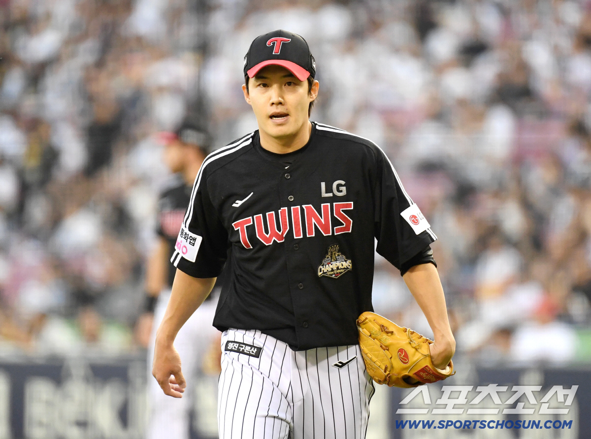 24일 잠실야구장에서 열린 LG와 두산의 경기. 1회 투구를 마치고 마운드를 내려오는 LG 임찬규. 잠실=송정헌 기자 songs@sportschosun.com/2026.04.24/