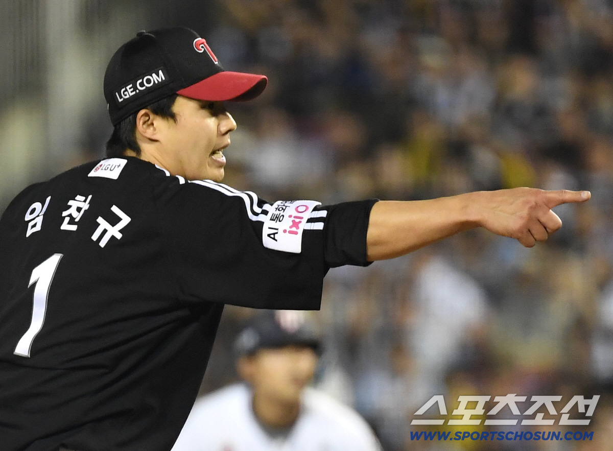 24일 잠실야구장에서 열린 LG와 두산의 경기. 4회말 2사 1, 2루. 김기연을 삼진으로 처리하고 실점 위기를 넘긴 LG 임찬규. 잠실=송정헌 기자 songs@sportschosun.com/2026.04.24/