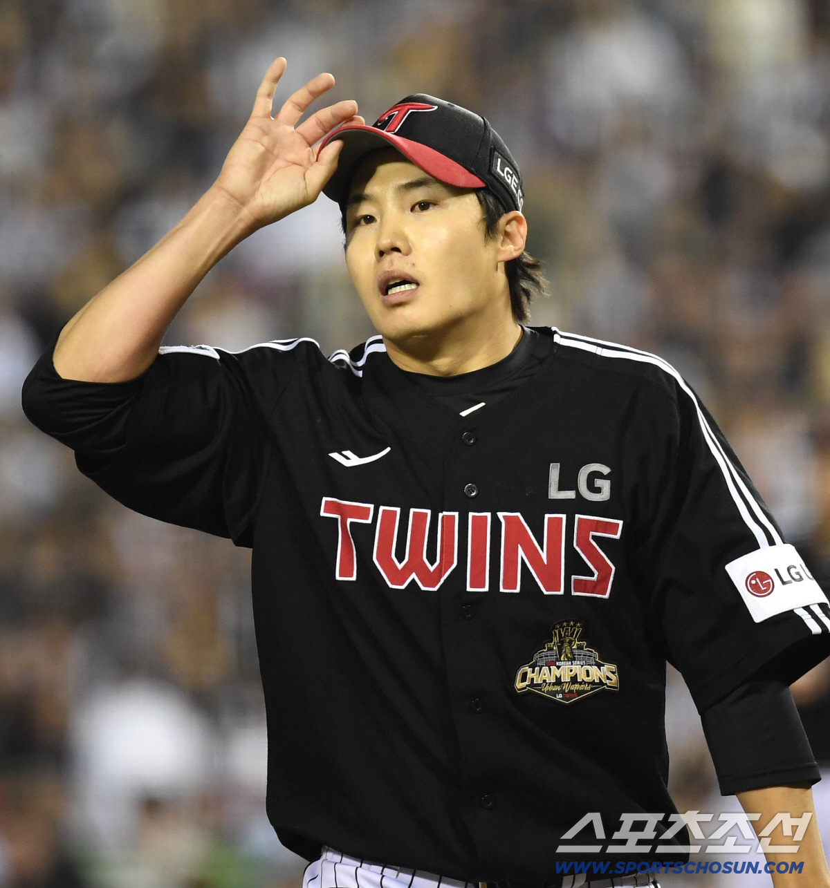 24일 잠실야구장에서 열린 LG와 두산의 경기. 4회말 2사 1, 2루. 김기연을 삼진으로 처리하고 실점 위기를 넘긴 LG 임찬규. 잠실=송정헌 기자 songs@sportschosun.com/2026.04.24/