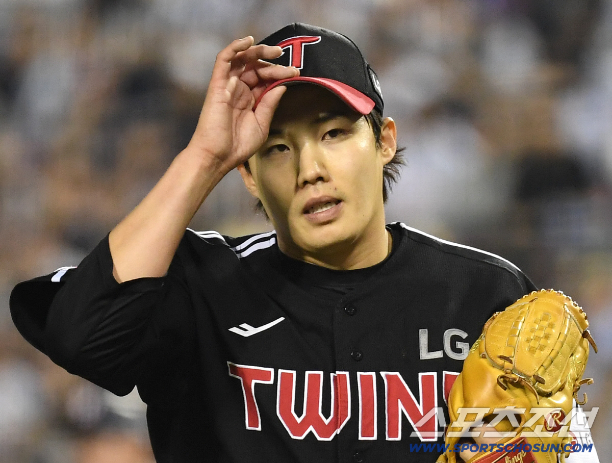 24일 잠실야구장에서 열린 LG와 두산의 경기. 5회 투구를 마치고 마운드를 내려오는 LG 임찬규. 잠실=송정헌 기자 songs@sportschosun.com/2026.04.24/