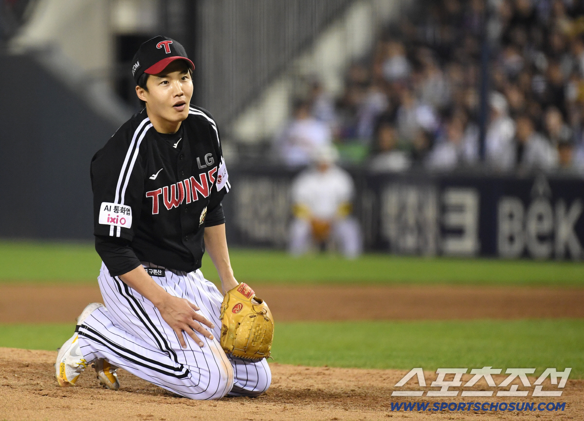 24일 잠실야구장에서 열린 LG와 두산의 경기. 6회 양의지 내야땅볼 처리하며 마운드에 주저앉은 LG 임찬규. 잠실=송정헌 기자 songs@sportschosun.com/2026.04.24/