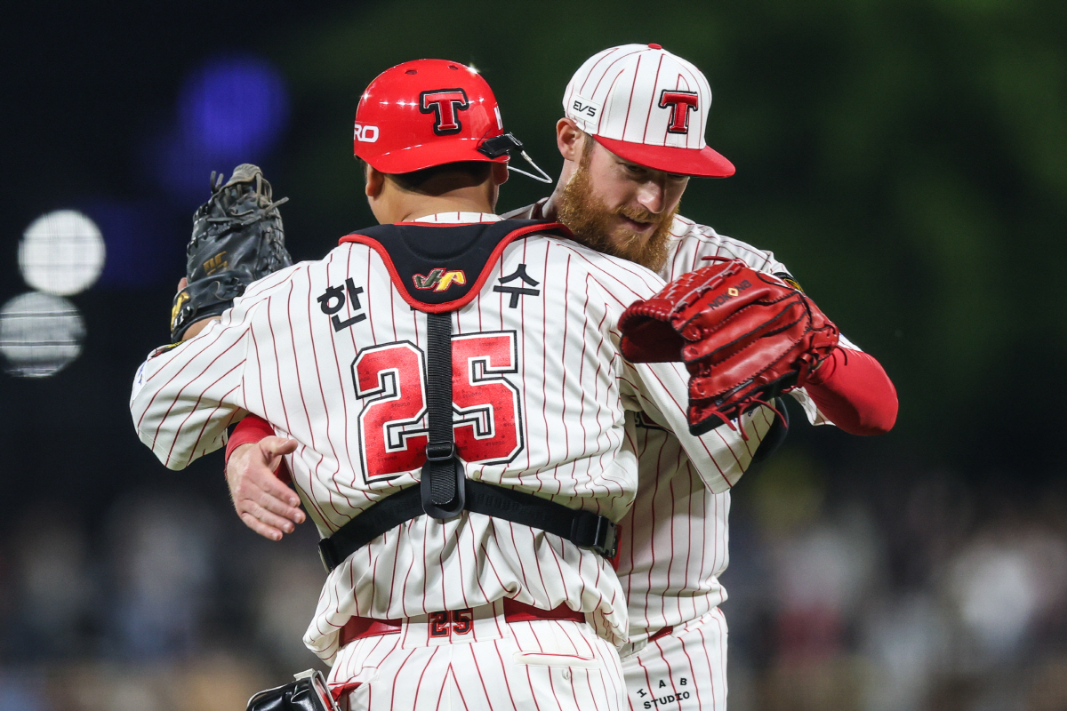 KIA 타이거즈 아담 올러(정면)가 포수 한준수와 포옹하고 있다. 사진제공=KIA 타이거즈