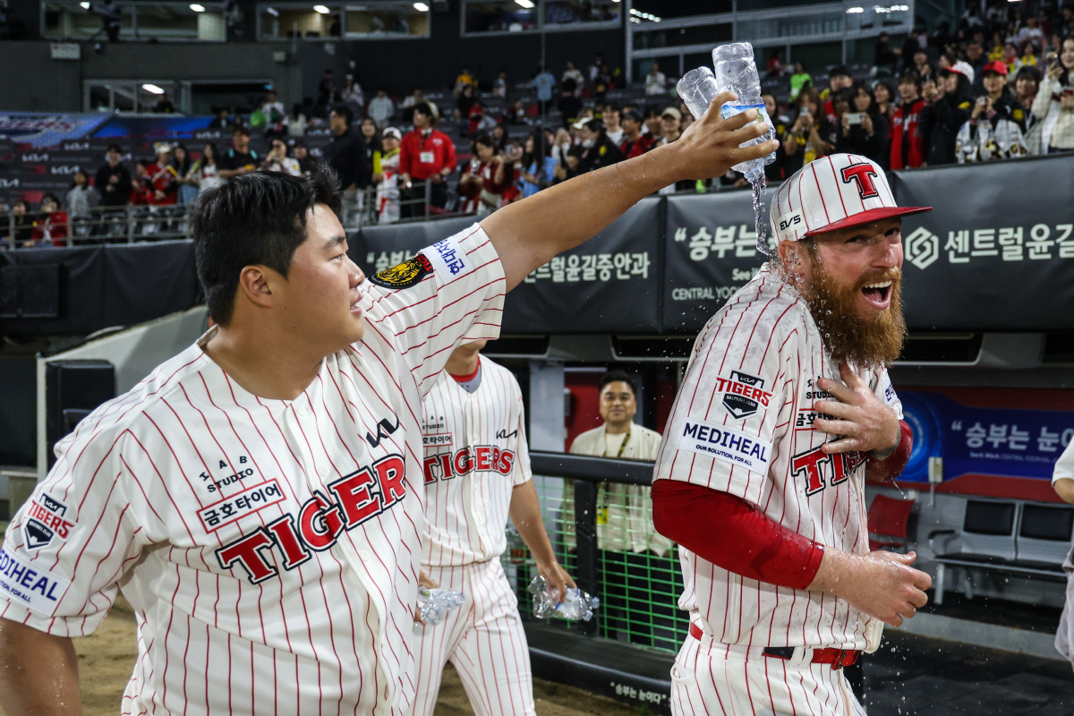 KIA 타이거즈 한재승(왼쪽)이 아담 올러에게 물을 뿌리고 있다. 사진제공=KIA 타이거즈
