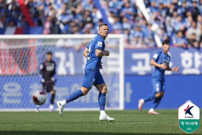 '1~2위 빅뱅' 수원-부산, 베스트11 공개...선봉은 일류첸코-크리스찬[K리그2 라인업]