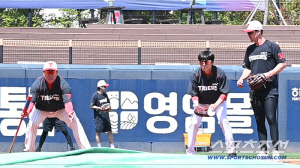 '인간 스펀지' 데일, 이범호 감독 조언 즉각 흡수…'이 친구 잘하네' 엄지 척![광주 스케치]