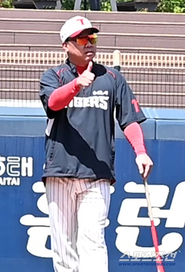 '인간 스펀지' 데일, 이범호 감독 조언 즉각 흡수…'이 친구 잘하네' 엄지 척!