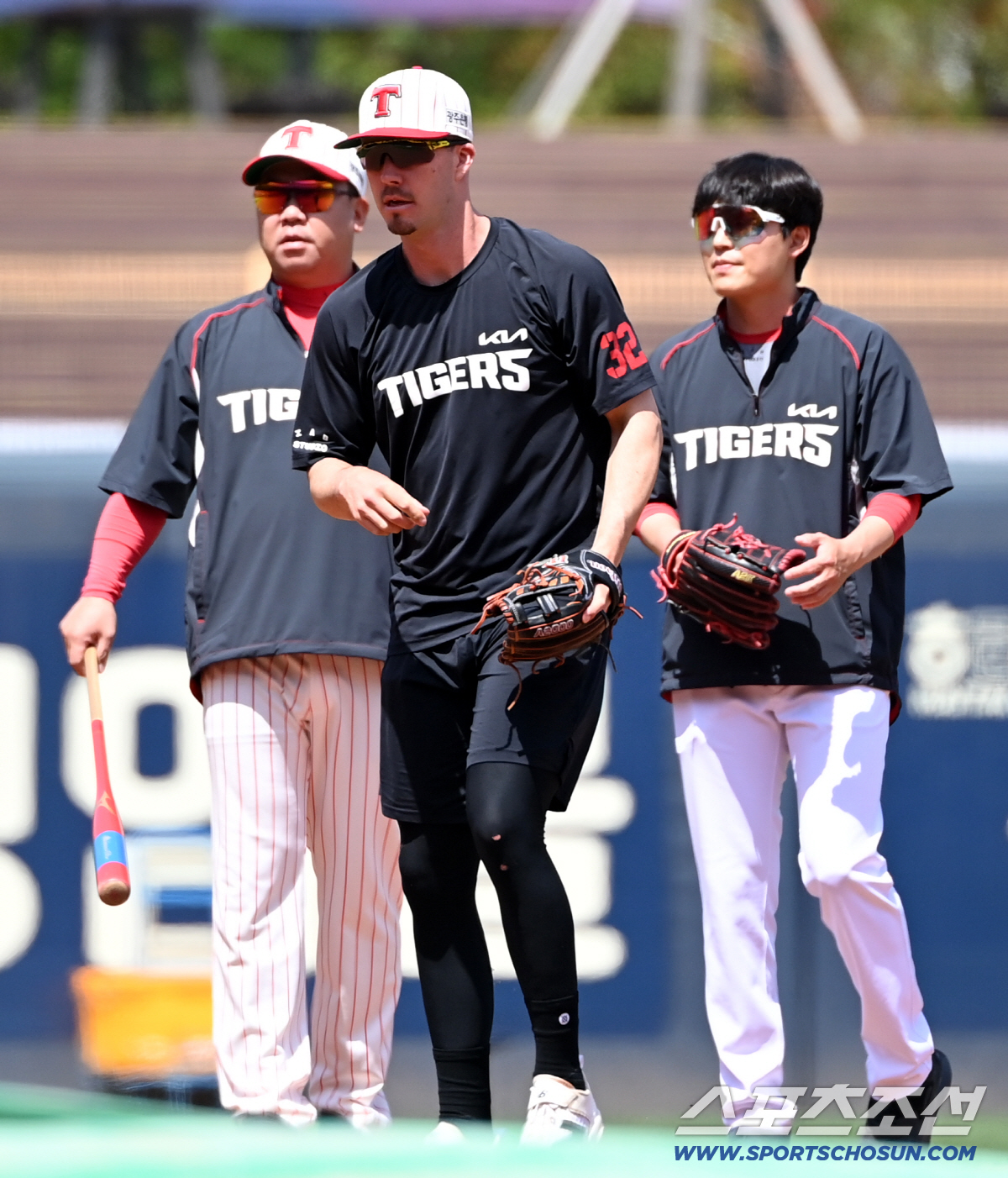 25일 광주KIA챔피언스필드에서 열린 롯데와 KIA의 경기. KIA 이범호 감독이 데일의 수비 훈련을 지켜보고 있다. 광주=허상욱 기자 wook@sportschosun.com/2026.04.25/