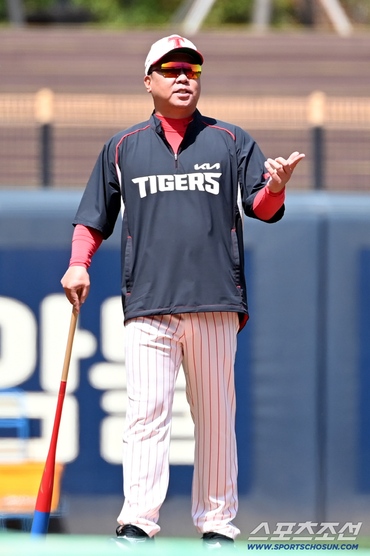25일 광주KIA챔피언스필드에서 열린 롯데와 KIA의 경기. KIA 이범호 감독이 데일의 수비 훈련에 함께하고 있다. 광주=허상욱 기자 wook@sportschosun.com/2026.04.25/