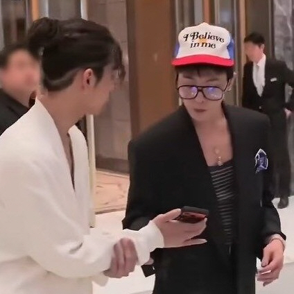 “내 번호 몰라?” 지드래곤(GD), 14살 연하男 직진에 직접 번호 찍어줬다