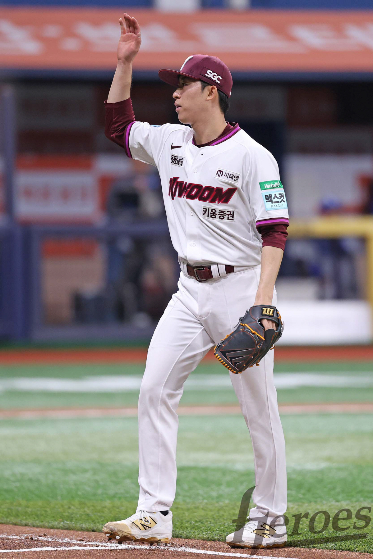 "로또 터졌다" 키움 새 영웅 배동현 4승, 다승 공동 1위 질주…캠프 때부터 유명한 '독기'