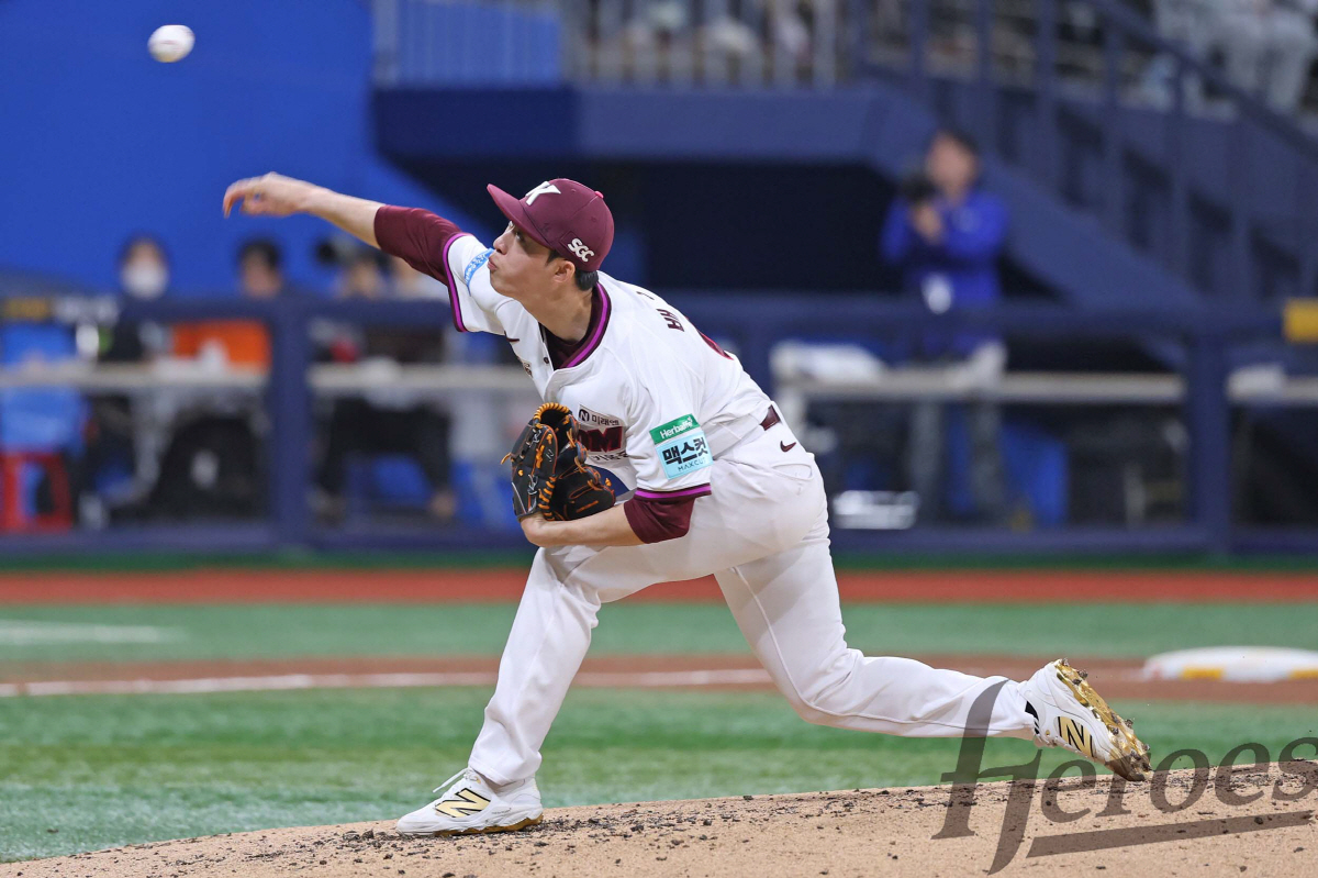 "로또 터졌다" 키움 새 영웅 배동현 4승, 다승 공동 1위 질주…캠프 때부터 유명한 '독기'