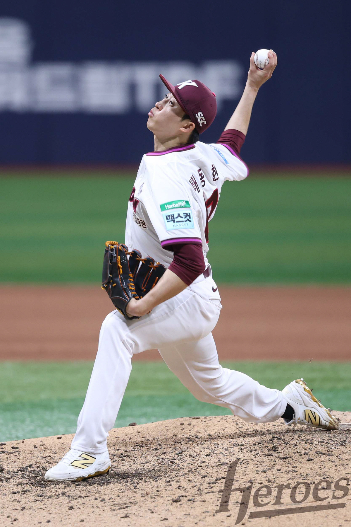 "로또 터졌다" 키움 새 영웅 배동현 4승, 다승 공동 1위 질주…캠프 때부터 유명한 '독기'