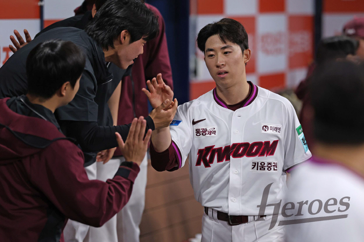 "로또 터졌다" 키움 새 영웅 배동현 4승, 다승 공동 1위 질주…캠프 때부터 유명한 '독기'