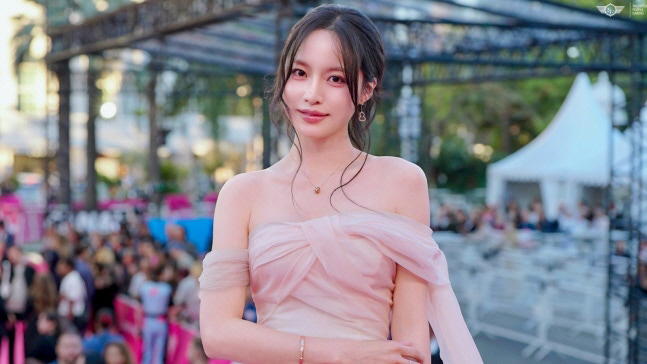 안보현·수현, 칸 핑크카펫서 팔짱 끼고 ‘역대급 비주얼’…블핑 지수는 ‘라이징 스타’ 등극[종합]