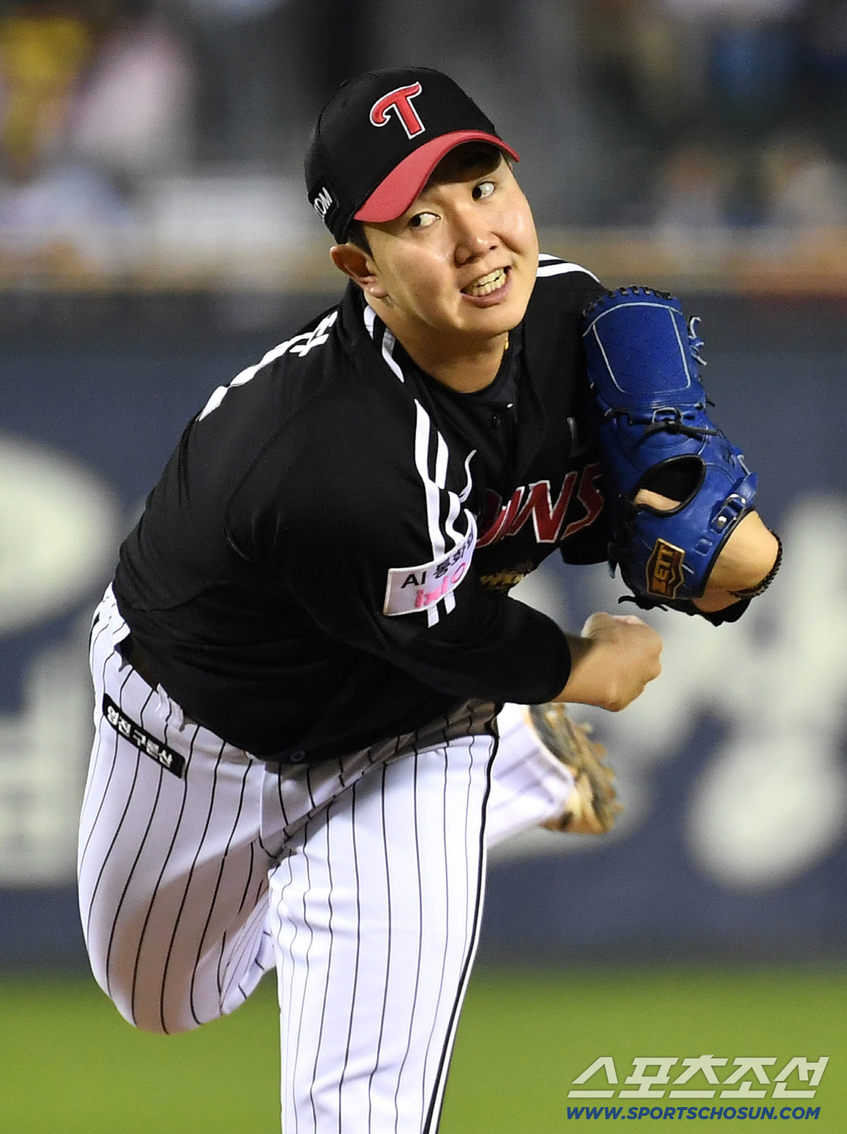 24일 잠실야구장에서 열린 LG와 두산의 경기. 9회 마운드 올라 투구하고 있는 LG 유영찬. 잠실=송정헌 기자 songs@sportschosun.com/2026.04.24/