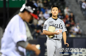 '148km 직구 보호대 강타' 주저앉은 송찬의, 모자 벗고 90도 사과한 정우주...아찔했지만 훈훈했다 [잠실 현장]