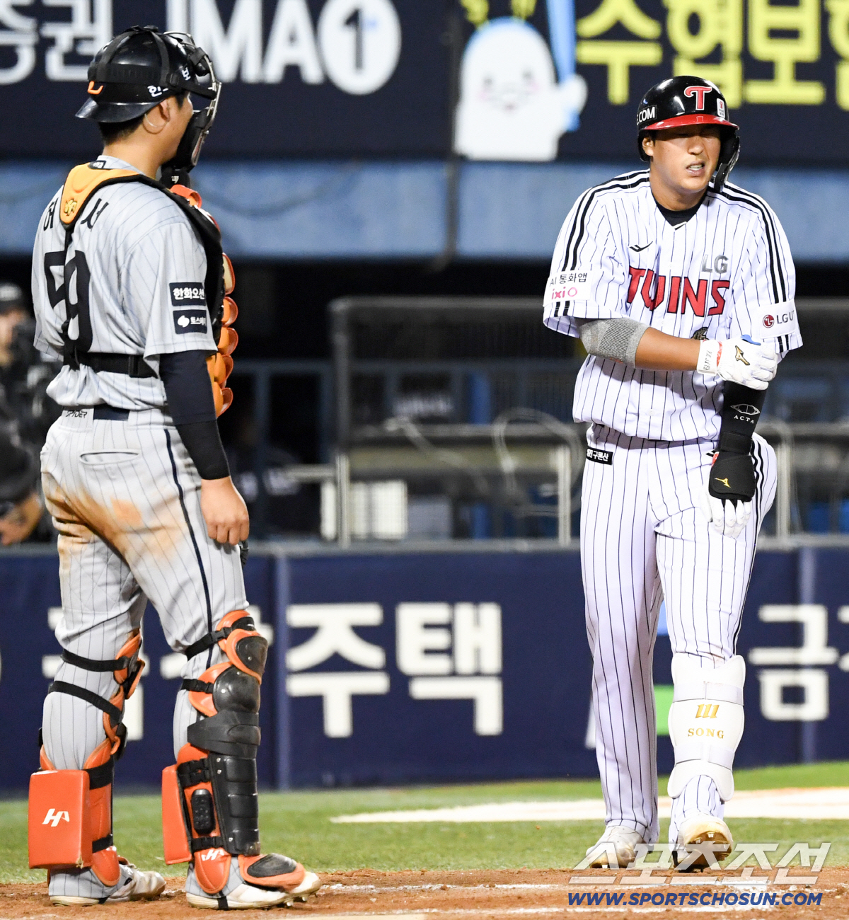 팔꿈치 보호대를 강타한 158km 직구, 송찬의는 통증을 참고 뛰었다.