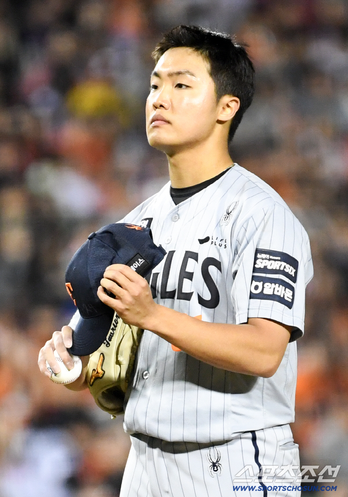 몸에 맞는 볼 직후 정우주는 모자까지 벗고 타자를 진심으로 걱정했다./