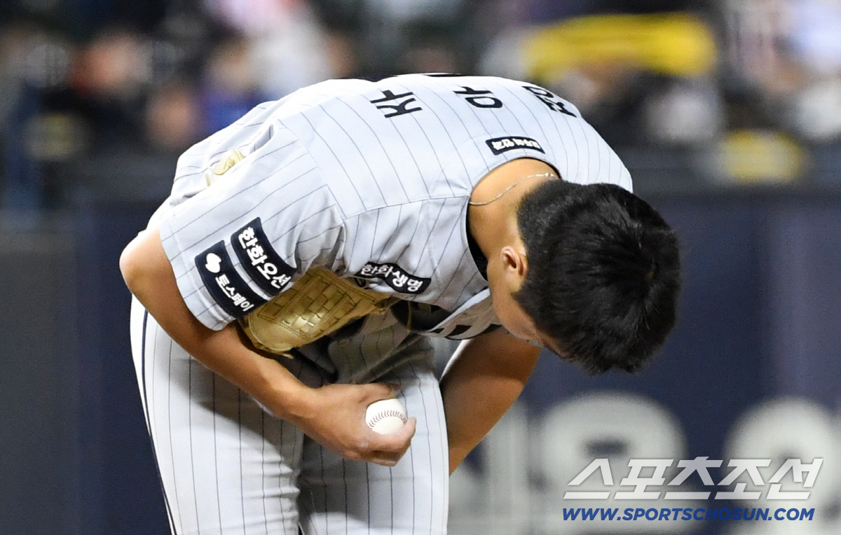 1루에 도착한 송찬의와 눈이 마주친 순간 정우주는 고개 숙여 미안한 마음을 전했다.