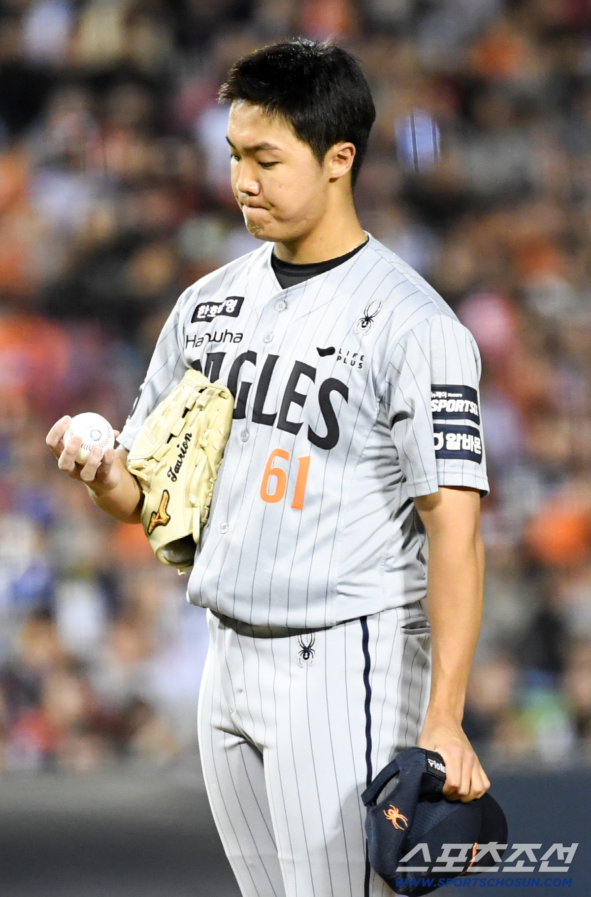 몸에 맞는 볼 허용 후 정우주는 생각에 잠겼다.