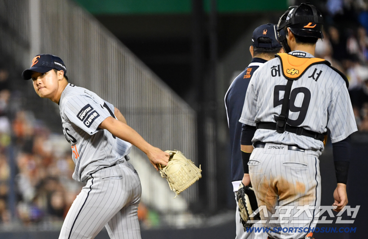 정우주는 마운드 위에서 내려가는 순간에도 타자에게 눈을 떼지 못했다.