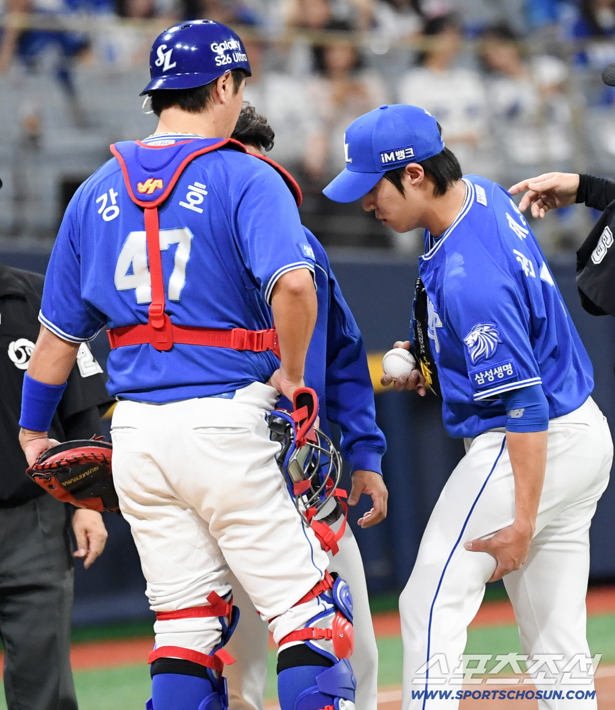 25일 서울 고척스카이돔에서 열린 키움과 삼성의 경기. 3회말 2사 삼성 원태인이 투구 도중 통증을 호소하고 있다. 고척=박재만 기자 pjm@sportschosun.com/2026.04.25/