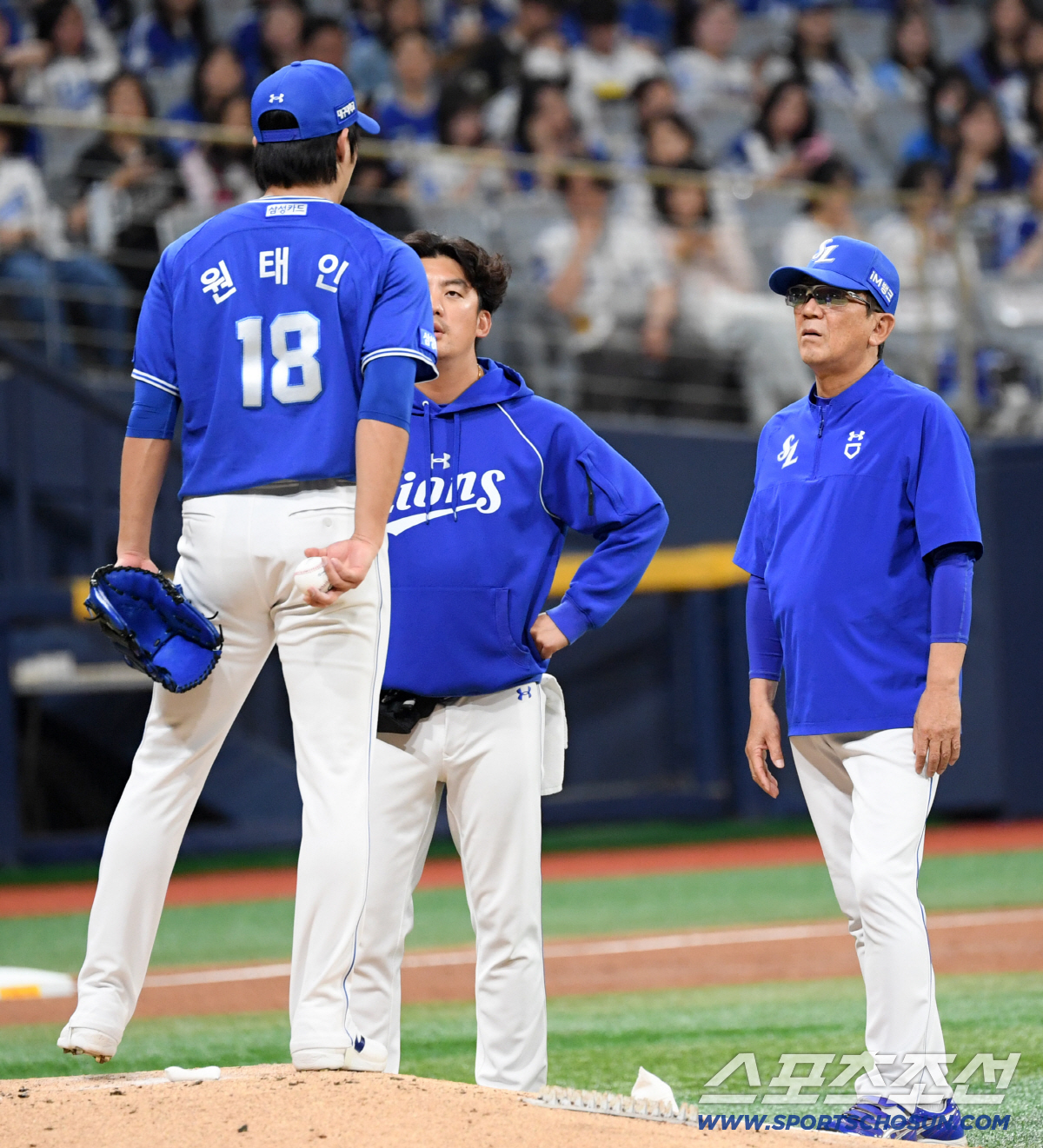 25일 서울 고척스카이돔에서 열린 키움과 삼성의 경기. 3회말 2사 삼성 원태인이 투구 도중 통증을 호소하고 있다. 고척=박재만 기자 pjm@sportschosun.com/2026.04.25/
