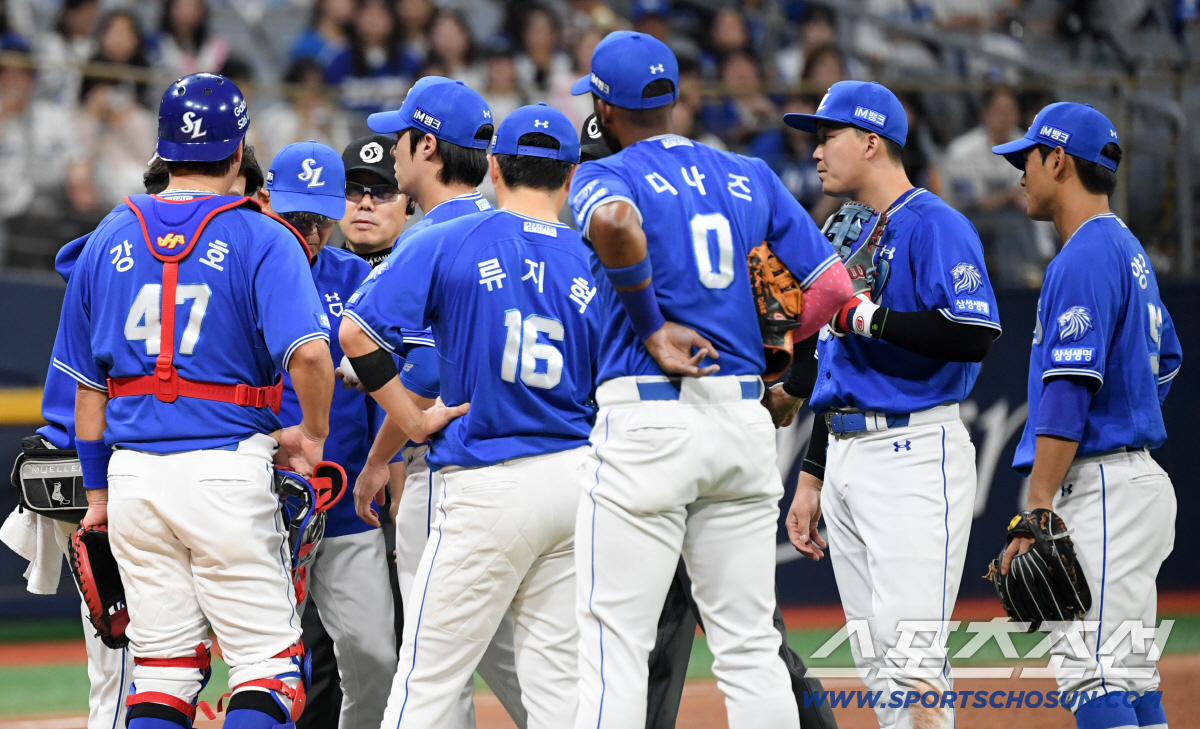 선발 원태인이 통증을 호소하자 야수 모두 마운드에 모여 걱정했다.