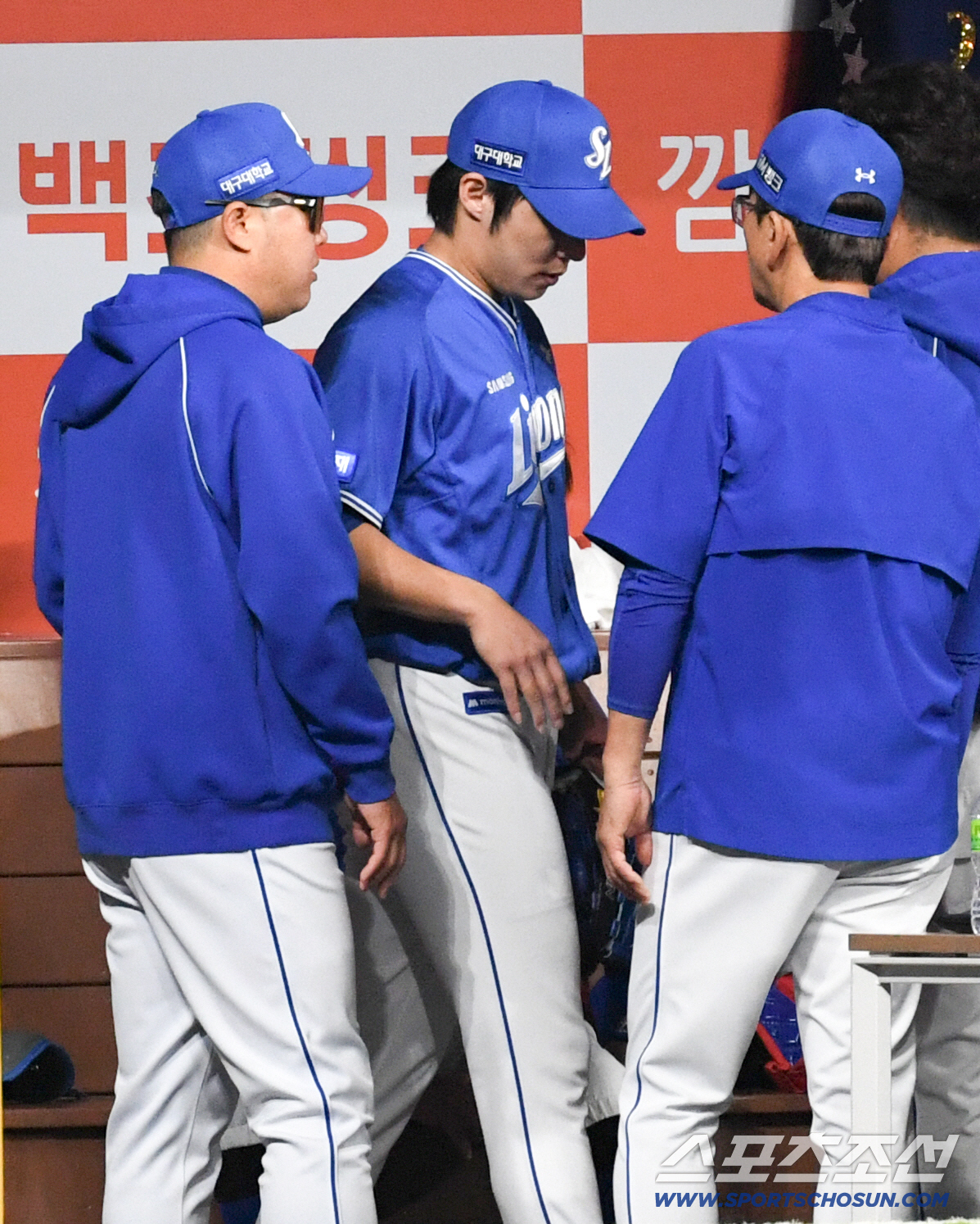 박진만 감독은 원태인 상태를 살폈다.