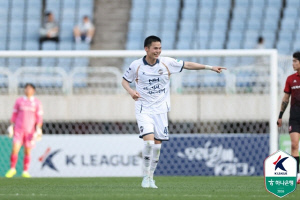 '더이상 무는 없다' 김천, 10경기만에 감격의 첫 승...'변준수 데뷔골 갈레고 퇴장' 부천에 2-0 승리