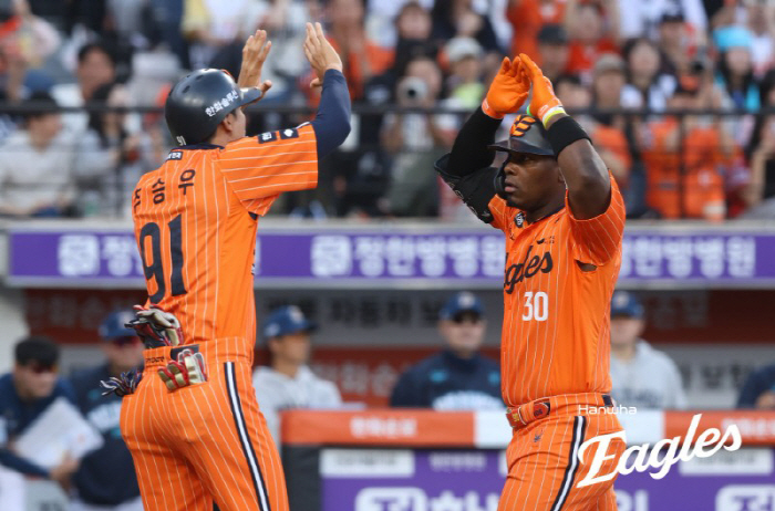 에르난데스 7이닝&페라자 3호포…'외인 만세' 한화, NC에 패배 설욕 