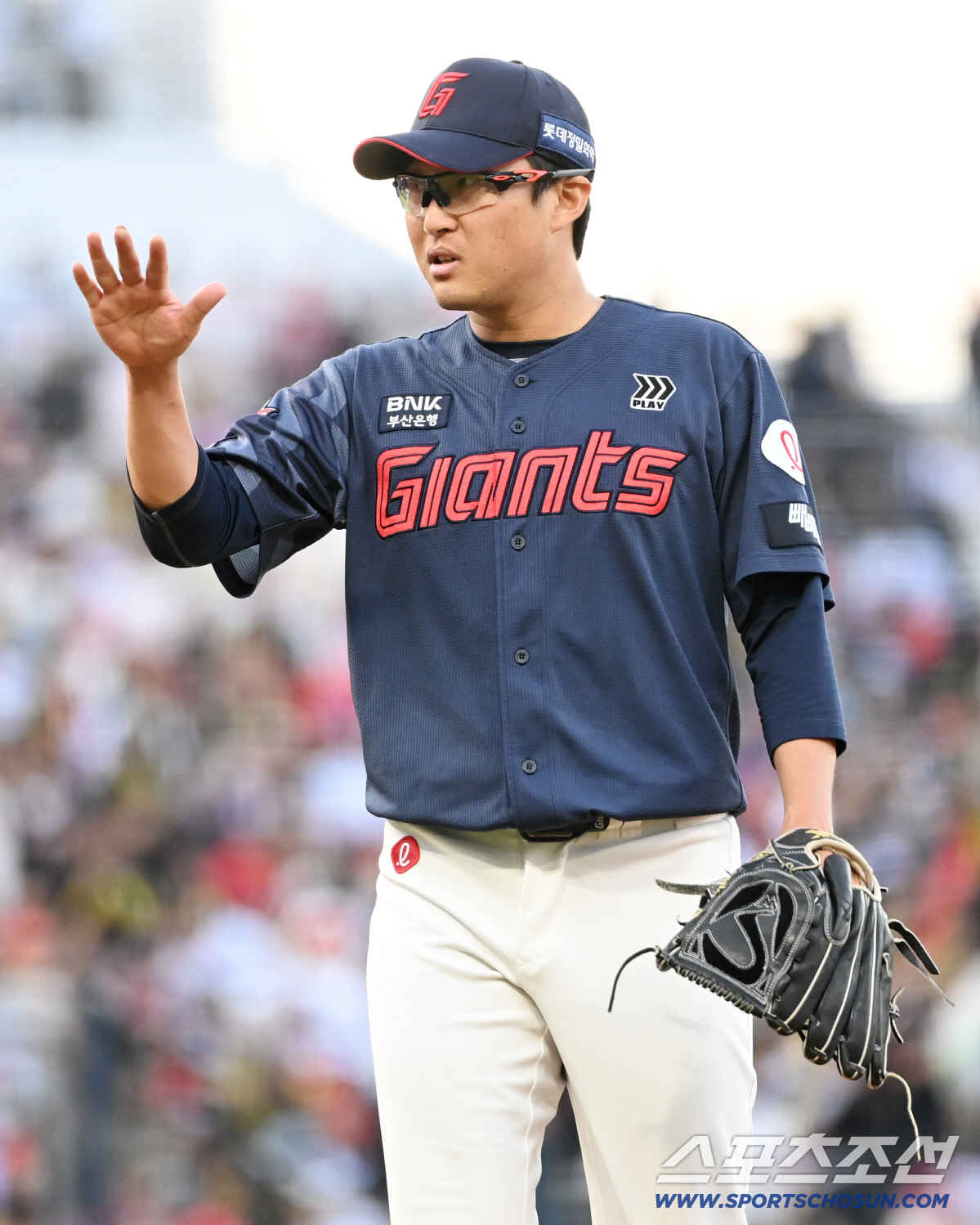 25일 광주KIA챔피언스필드에서 열린 롯데와 KIA의 경기. 4회말 1사 1루 박세웅이 한준수를 병살로 처리해 이닝을 끝낸 뒤 유강남과 이야기를 나누고 있다. 광주=허상욱 기자 wook@sportschosun.com/2026.04.25/