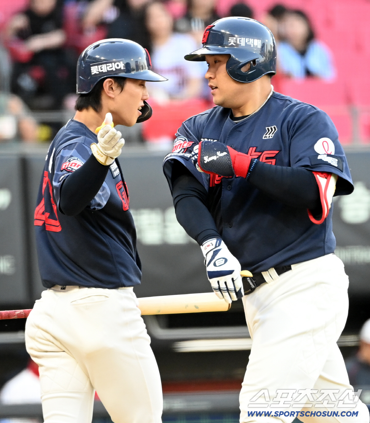 25일 광주KIA챔피언스필드에서 열린 롯데와 KIA의 경기. 4회초 유강남이 솔로홈런을 치고 전민재와 기쁨을 나누고 있다. 광주=허상욱 기자 wook@sportschosun.com/2026.04.25/