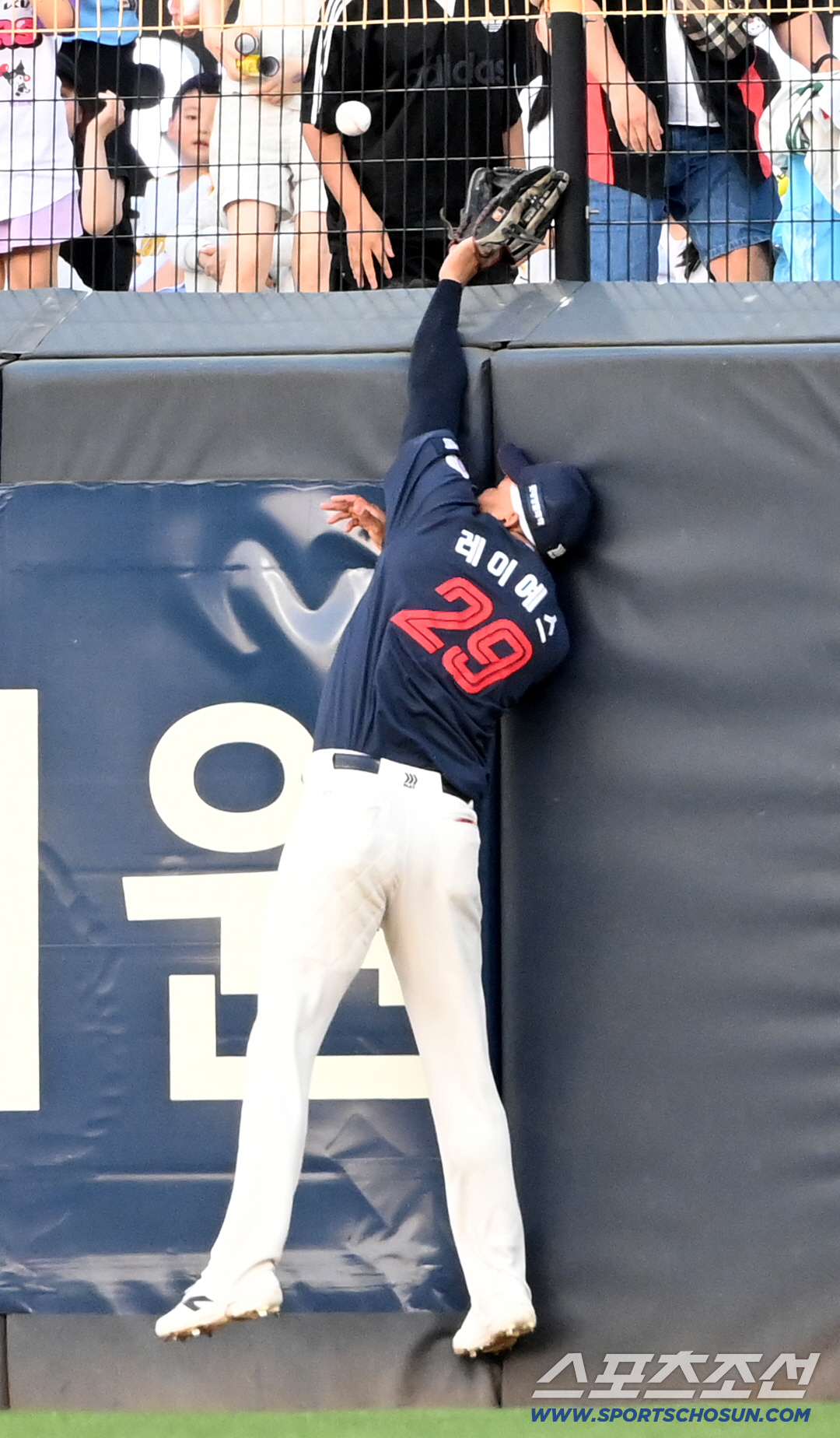 25일 광주KIA챔피언스필드에서 열린 롯데와 KIA의 경기. 5회말 2사 1,3루 레이예스가 김도영의 타구를 잡기 위해 점프했으나 잡지 못하고 있다. 광주=허상욱 기자 wook@sportschosun.com/2026.04.25/