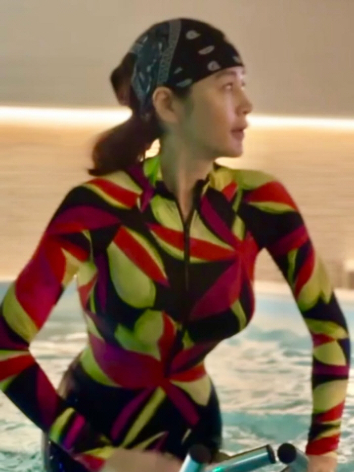 김혜수, 수중 운동 중 포착된 몸매..화려한 수영복도 소화 '갓벽'