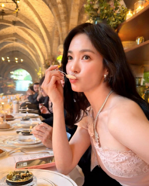 송혜교, 주얼리보다 더 얇은 '뼈말라' 허리...'초슬림' 드레스핏에 쏠린 시선