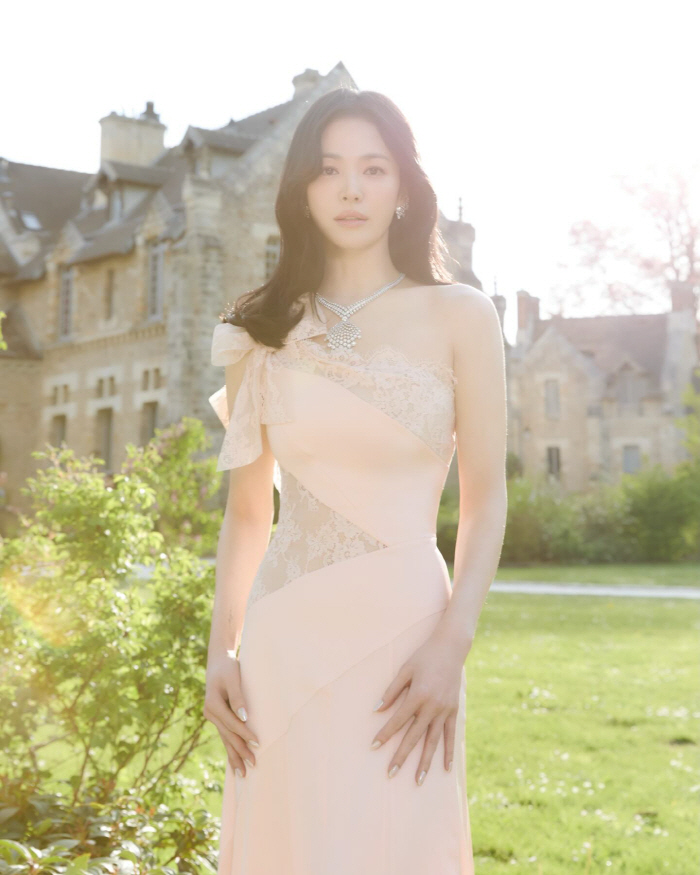 송혜교, 주얼리보다 더 얇은 '뼈말라' 허리...'초슬림' 드레스핏에 쏠린 시선