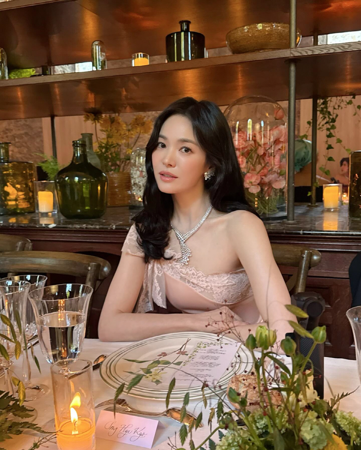 송혜교, 주얼리보다 더 얇은 '뼈말라' 허리...'초슬림' 드레스핏에 쏠린 시선