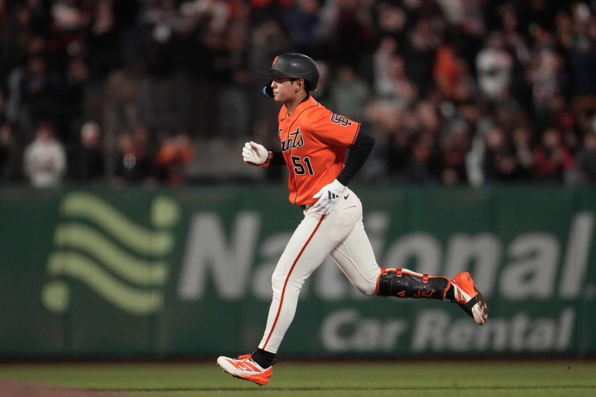 샌프란시스코 자이언츠 이정후가 25일(한국시각) 오라클파크에서 열린 마이애미 말린스전에서 8회말 우월 솔로홈런을 날린 뒤 힘차게 베이스를 돌고 있다. AP연합뉴스