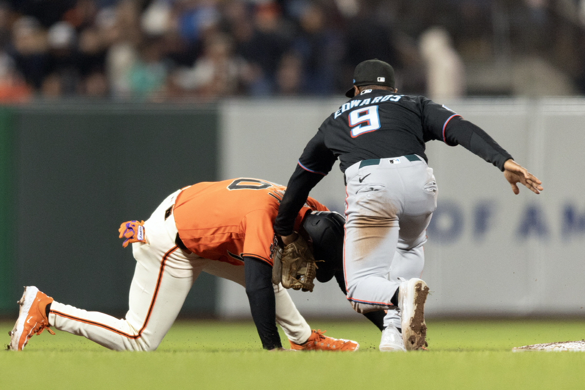 이정후가 6회말 내야안타를 칠 때 1루주자 케이시 슈미트가 2루를 오버런하다 태그아웃되고 있다. Imagn Images연합뉴스