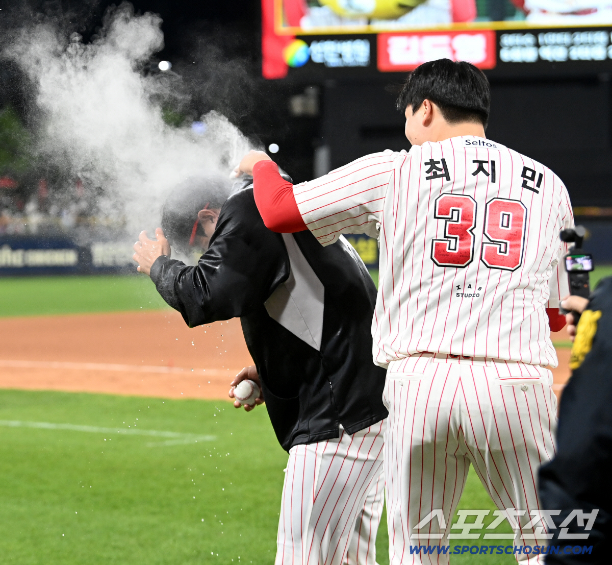 물세례에 로진까지...