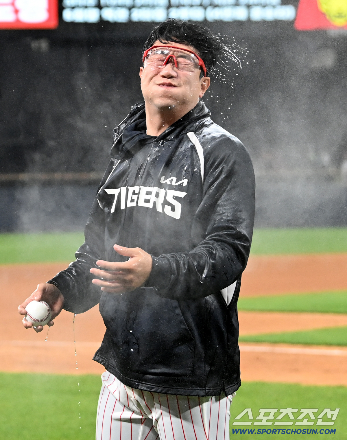 아찔했지만 기분 좋은 축하세례에 미소를 짓는 양현종