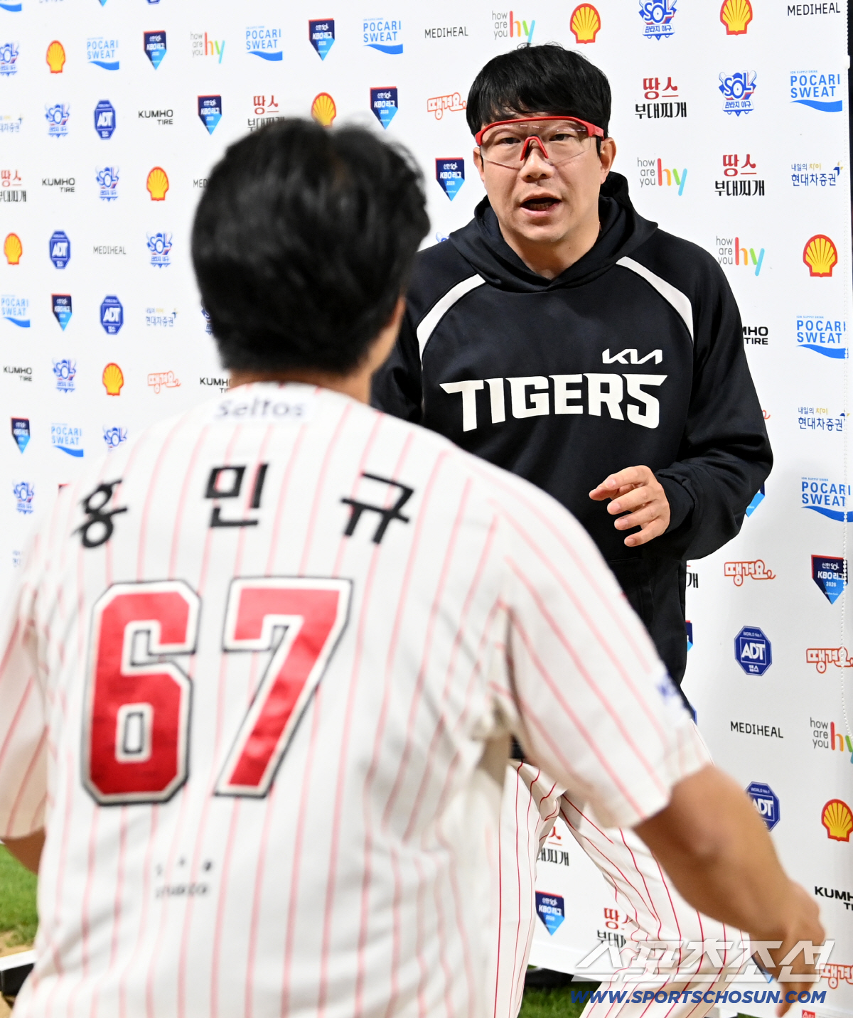 신발을 벗고 다가오는 홍민규를 보고 놀란 양현종