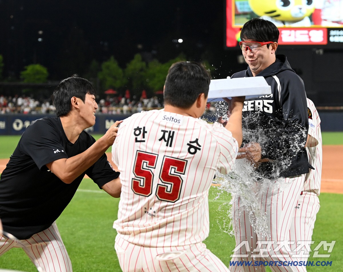 물을 너무 많이 담았나? 무거운 아이스박스를 들다 만 이의리와 한재승
